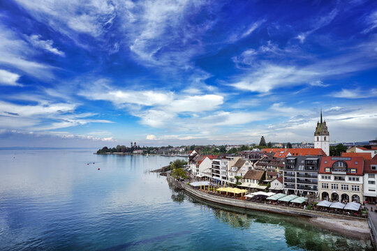 Blick von seitlich oben, auf das Ufer von Friedrichshafen