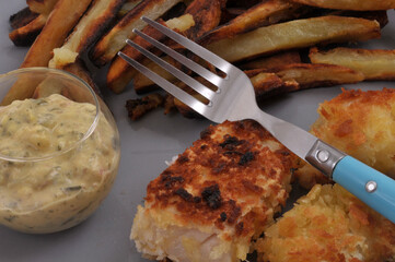Assiette de fish and chips maison avec une fourchette en gros plan