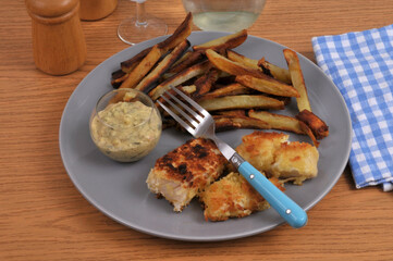 Assiette de fish and chips maison servie sur une table