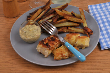 Assiette de fish and chips maison servie sur une table