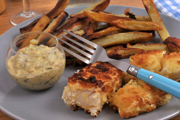 Assiette de fish and chips maison avec une fourchette en gros plan