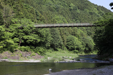 渓谷にかかる橋