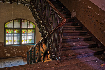 altes nicht renoviertes Treppenhaus
