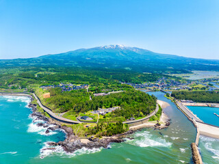 鳥海山と十六羅漢岩供養石仏群付近（山形県遊佐町）