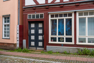 Fachwerkhaus, leere Geschäfte, Schaufenster leer, in Weidenhausen Marburg 
