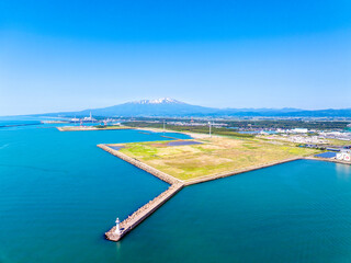 鳥海山と酒田港（山形県酒田市）
