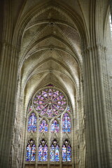 Rosace et voûtes gothiques de la cathédrale de Soissons. France