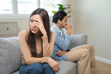 Obraz premium Breakup and depressed, asian young quarrel couple love fight relationship in trouble. Different people are emotion angry. Argue wife has expression upset with husband. Problem of family people.