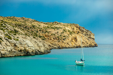 Abendwanderung zum Puig de I'Águila vor den Toren der Bucht von Cala Sant Vicenç auf der Balearen...