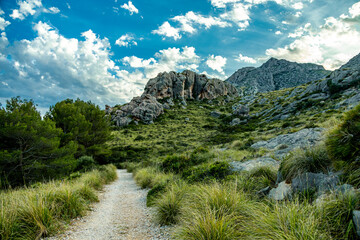 Abendwanderung zum Puig de I'Águila vor den Toren der Bucht von Cala Sant Vicenç auf der Balearen...