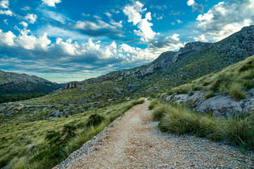 Abendwanderung zum Puig de I'Águila vor den Toren der Bucht von Cala Sant Vicenç auf der Balearen...