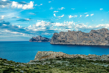 Abendwanderung zum Puig de I'Águila vor den Toren der Bucht von Cala Sant Vicenç auf der Balearen...