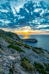 Abendwanderung zum Puig de I'Águila vor den Toren der Bucht von Cala Sant Vicenç auf der Balearen...