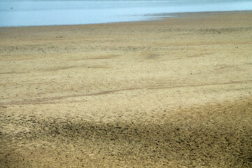 The shallowing and drying process of the lake in hot summer