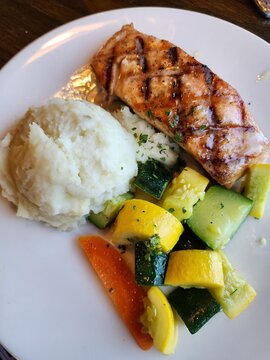 grilled salmon with vegetables