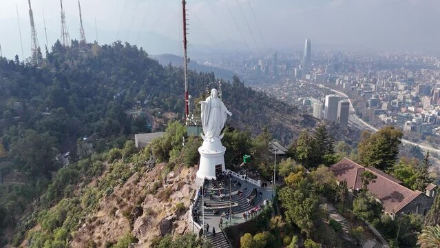 Cerro san cristobal, Santiago de Chile, vista a&eacute;rea de la cima y virgen