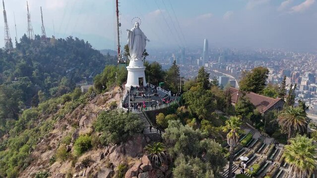 Cerro san cristobal, Santiago de Chile, vista a&eacute;rea de la cima y virgen