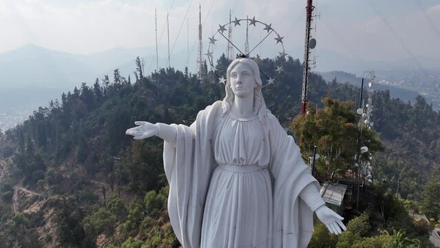 Cerro san cristobal, Santiago de Chile, vista a&eacute;rea de la cima y virgen