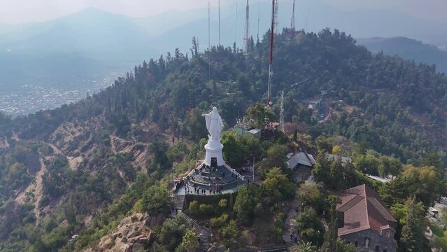 Cerro san cristobal, Santiago de Chile, vista a&eacute;rea de la cima y virgen