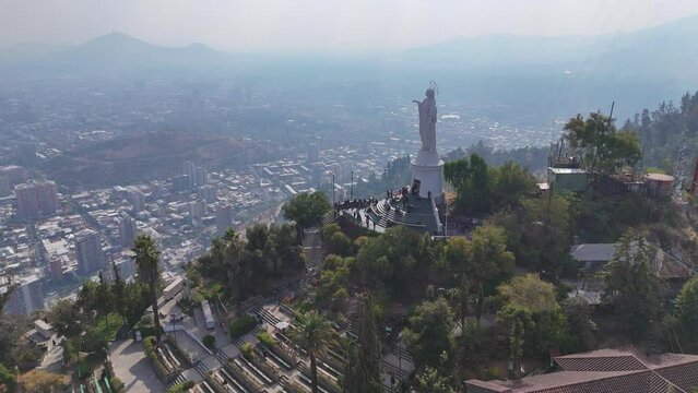 Cerro san cristobal, Santiago de Chile, vista a&eacute;rea de la cima y virgen