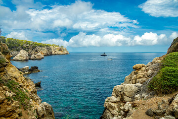Fototapeta premium Küstenwanderung zur Bucht von Cala de Deià auf der wunderschönen Balearen Insel Mallorca - Spanien