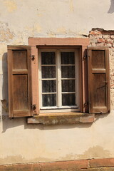 Altes Fenster mit geöffnetem Fensterladen