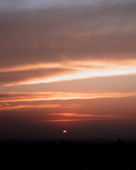pôr do sol com nuvens