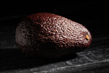 Obraz premium hass avocado on black wood background