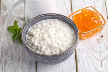 Grain curd with cream and jam