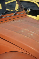 Motorhaube in Orange ist Rost und Patina eines französischen Kleinwagen der Siebziger Jahre und...