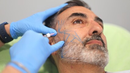Obraz premium Doctor administering cosmetic injection to patient at beauty clinic.