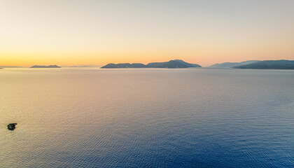 Obraz premium Lighthouse on the cliff. Seascape of Cape Lefkatas with old lighthouse on Lefkada island, Greece. Beautiful views of azure sea water and nature with cliffs