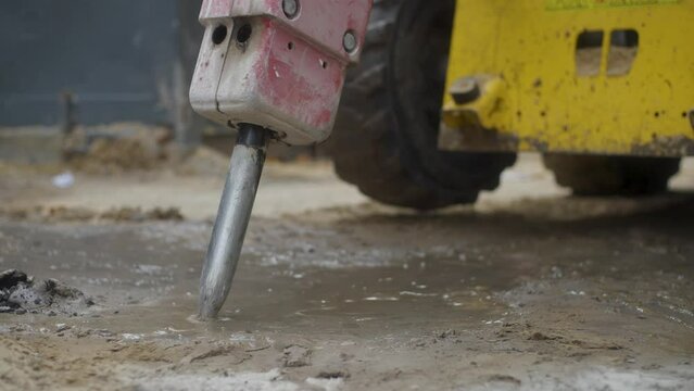 Taladro, taladro neum&aacute;tico, agujereadora, excavadora, tractor, ahoyadora, industrial, haciendo agujero en el suelo de concreto. 