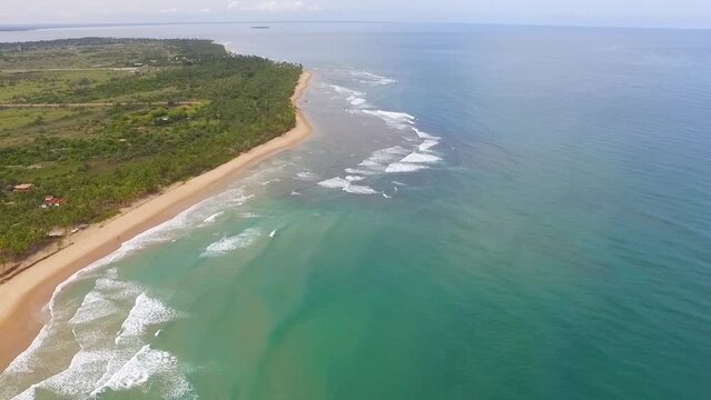 V&iacute;deo a&eacute;reo de praia do litoral brasileiro. Taipu de Fora, na Bahia, Brasil. Dia ensolarado de ver&atilde;o com &aacute;guas cristalinas e azuis vistas de cima.