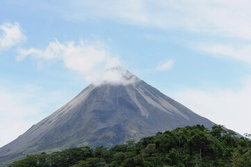 Paisaje del Volcán arenal en el parque nacional de la Fortuna en Alajuela, Costa Rica. 