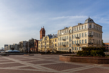 Obraz premium Independence Square in Minsk, Belarus with Government House, Church of Saints Simon and Helena and Capital Mall shopping center glass domes in autumn.