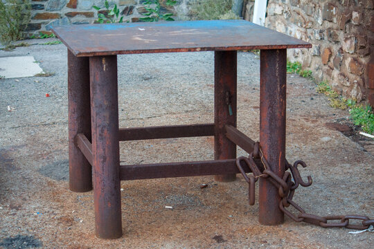 Table m&eacute;tallique attach&eacute;e par une chaine