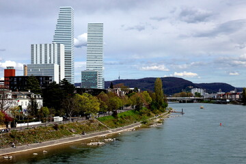 Fototapeta premium Rheinufer in Basel im Frühjahr