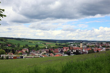 Neresheim in Baden-W&uuml;rttemberg unter Wolken