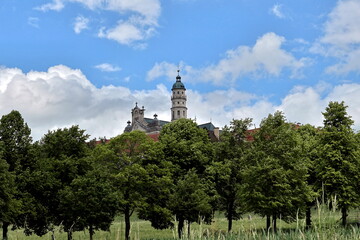 Benediktinerkloster in Neresheim hinter Bäumen