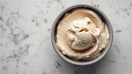 グレーのポットに入ったアイスクリーム