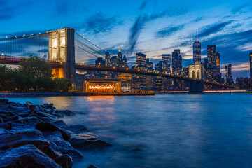Fototapeta premium Twilight view of Brooklyn Bridge & Manhattan skyline