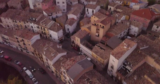 Ciudad de Cuenca, Espa&ntilde;a, Castilla-La Mancha, vista a&eacute;rea de dron de la ciudad de cuenca al atardecer.