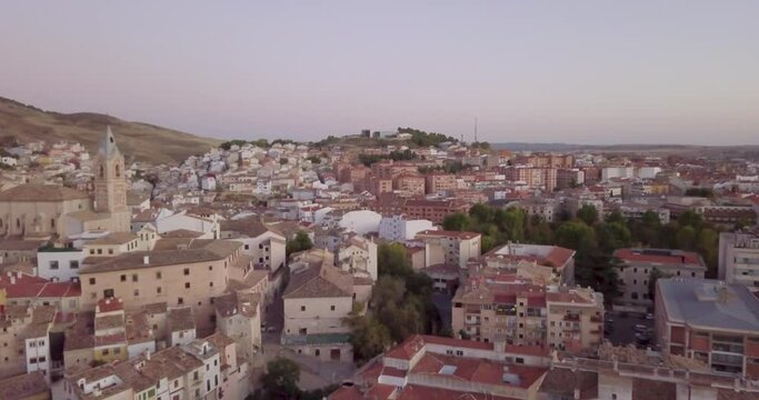 Ciudad de Cuenca, Espa&ntilde;a, Castilla-La Mancha, vista a&eacute;rea de dron de la ciudad de cuenca al atardecer.