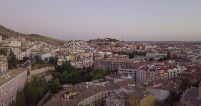 Ciudad de Cuenca, Espa&ntilde;a, Castilla-La Mancha, vista a&eacute;rea de dron de la ciudad de cuenca al atardecer.