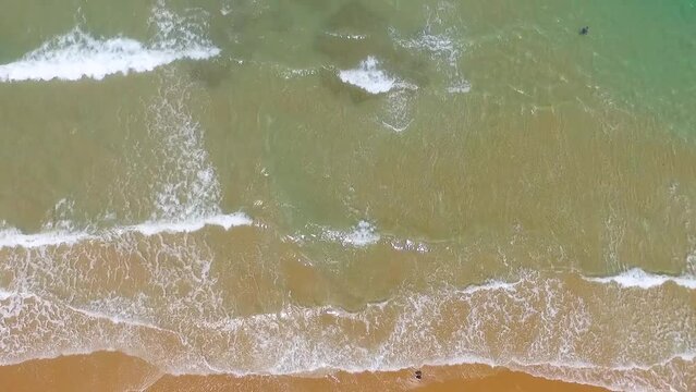 Praia com &aacute;guas muito azuis na Bahia, Brasil.Imagens a&eacute;reas em v&iacute;deo registradas por drone no litoral do nordeste brasileiro. 