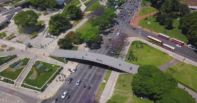 Calle libertador, puente de la facultad de derecho, Ciudad de buenos Aires, Argentina- Vista de dron.
