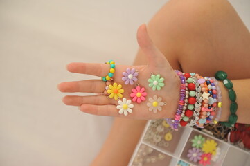 mãos de menina com miçangas para pulceiras infantis coloridas fofas 