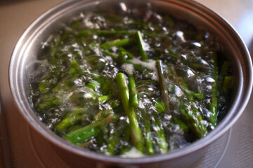 アスパラを茹でる