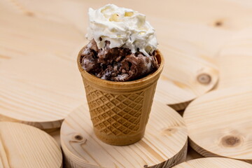 Gelato al cioccolato con panna 